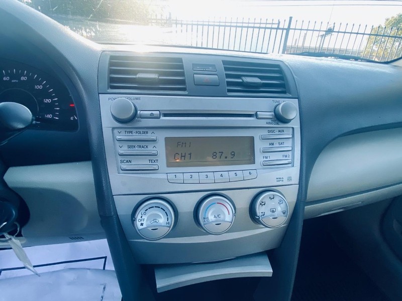 Toyota Camry Vehicle Full-screen Gallery Image 23