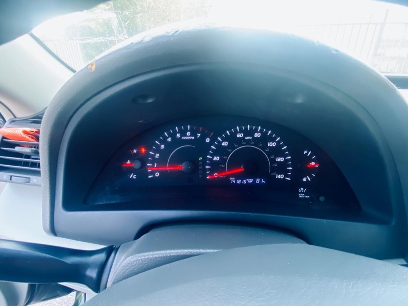 Toyota Camry Vehicle Full-screen Gallery Image 24
