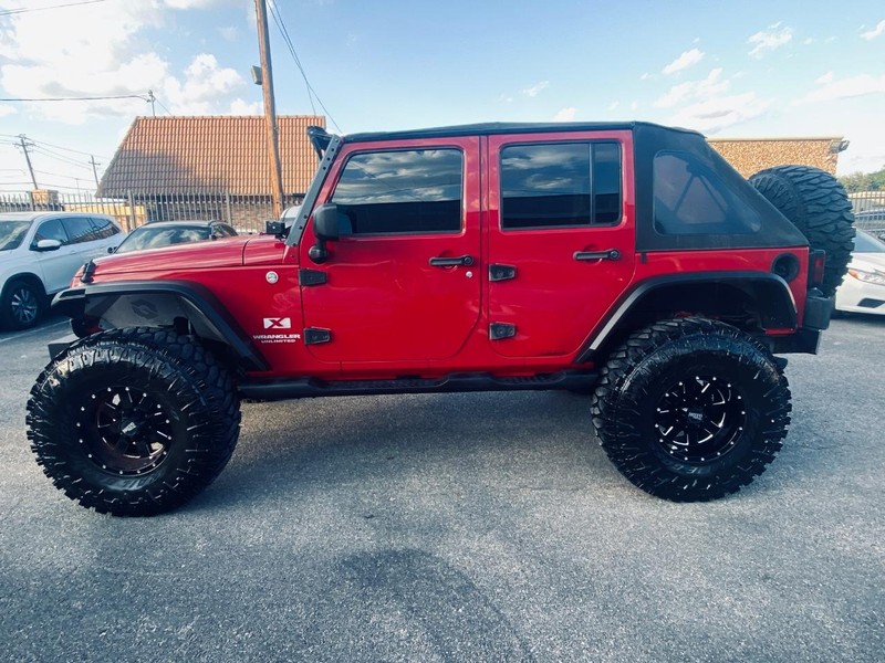 Jeep Wrangler Vehicle Full-screen Gallery Image 02
