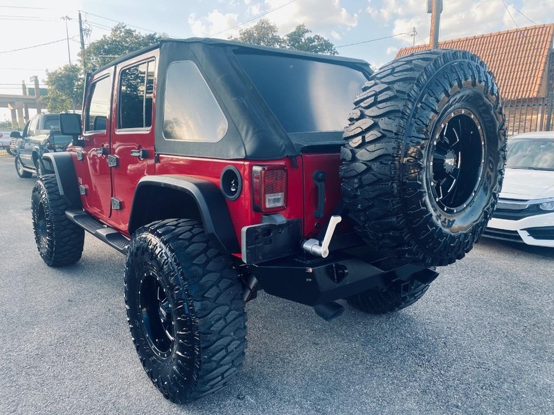 Jeep Wrangler Vehicle Full-screen Gallery Image 03