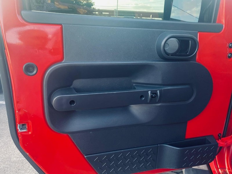 Jeep Wrangler Vehicle Full-screen Gallery Image 11
