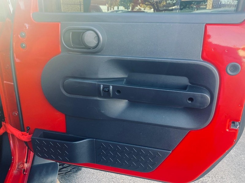 Jeep Wrangler Vehicle Full-screen Gallery Image 18