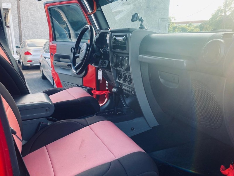 Jeep Wrangler Vehicle Full-screen Gallery Image 19