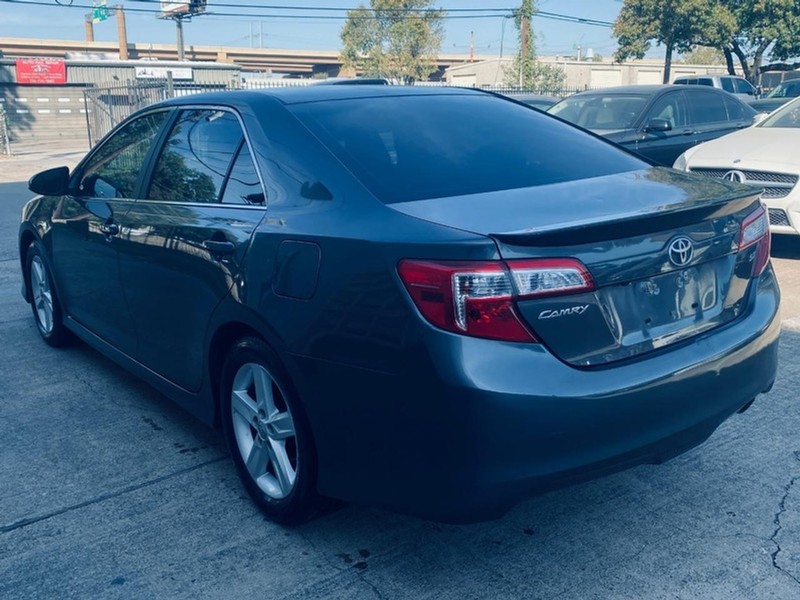 Toyota Camry Vehicle Full-screen Gallery Image 03