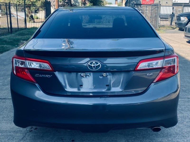 Toyota Camry Vehicle Full-screen Gallery Image 04