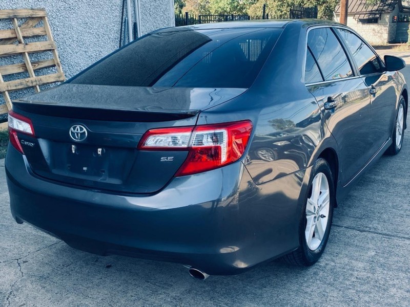 Toyota Camry Vehicle Full-screen Gallery Image 07