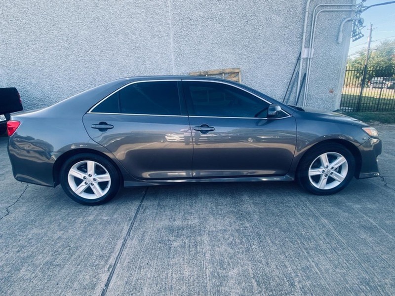 Toyota Camry Vehicle Full-screen Gallery Image 08