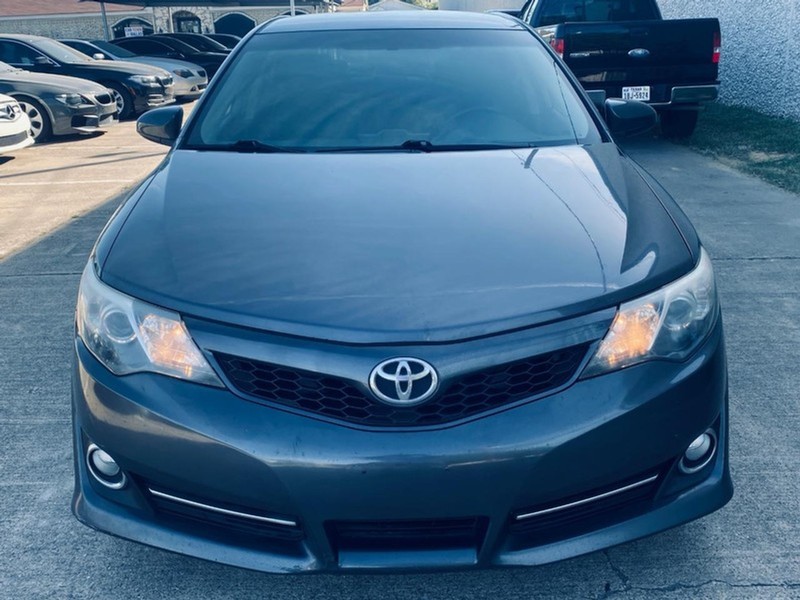 Toyota Camry Vehicle Full-screen Gallery Image 11