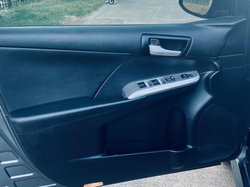 Toyota Camry Vehicle Full-screen Gallery Image 13