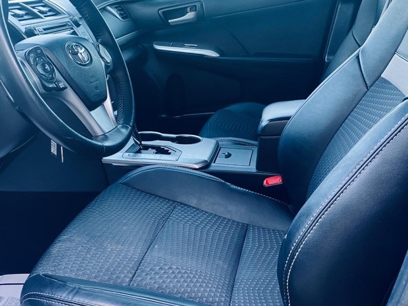 Toyota Camry Vehicle Full-screen Gallery Image 14
