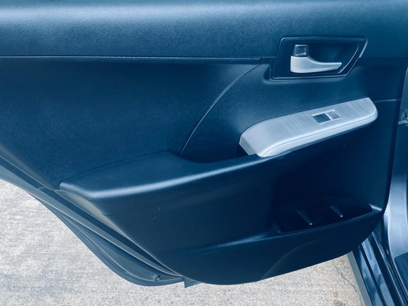 Toyota Camry Vehicle Full-screen Gallery Image 16