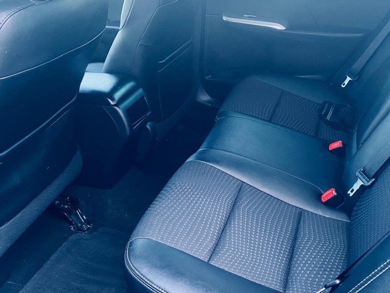 Toyota Camry Vehicle Full-screen Gallery Image 17