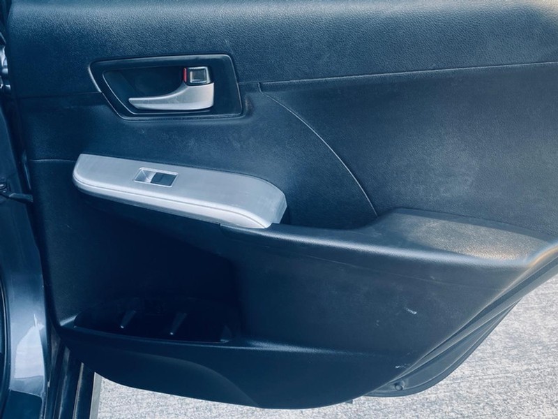 Toyota Camry Vehicle Full-screen Gallery Image 19