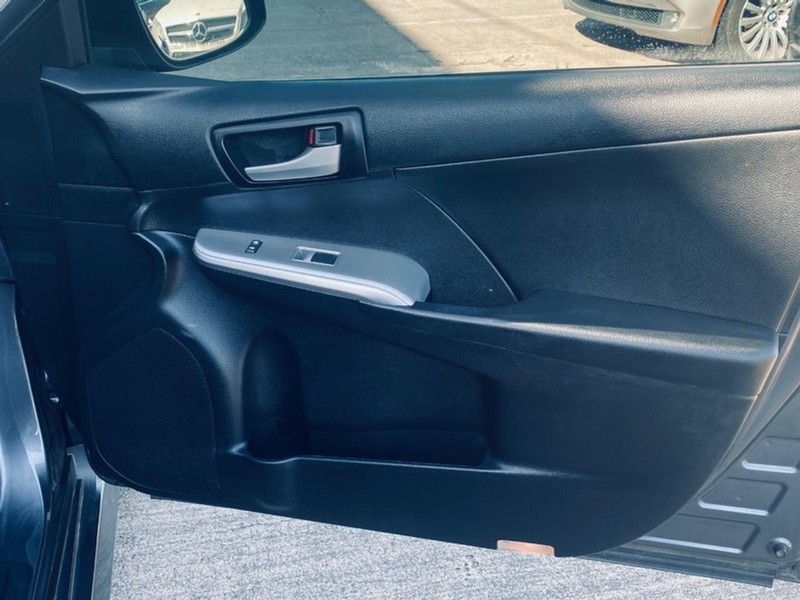 Toyota Camry Vehicle Full-screen Gallery Image 22