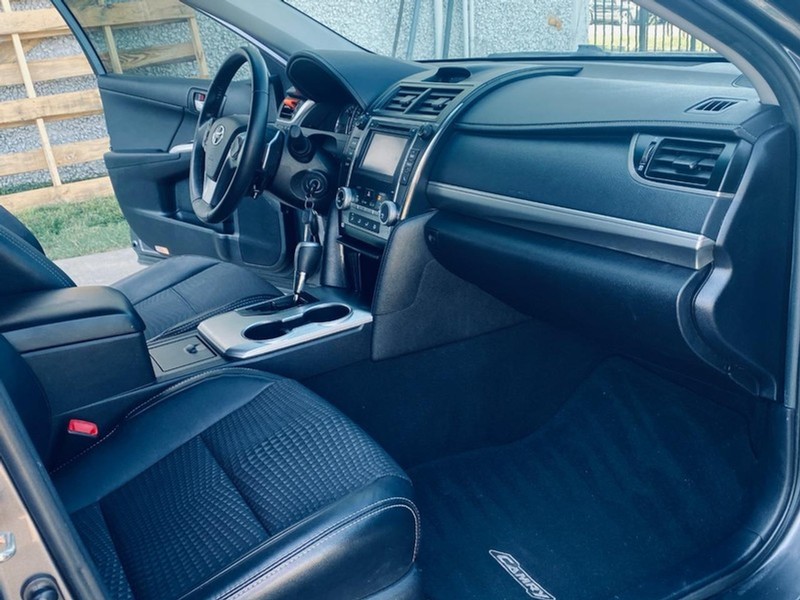 Toyota Camry Vehicle Full-screen Gallery Image 23