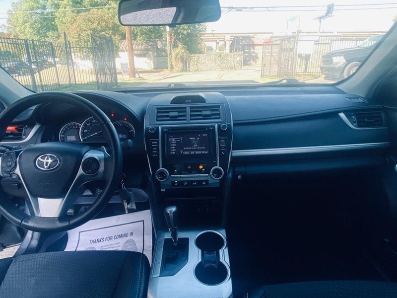 Toyota Camry Vehicle Full-screen Gallery Image 26