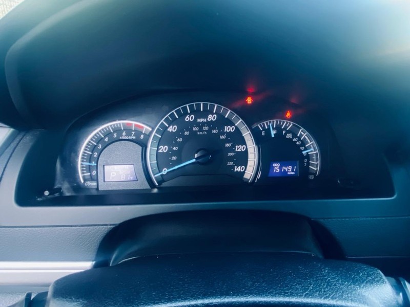 Toyota Camry Vehicle Full-screen Gallery Image 28