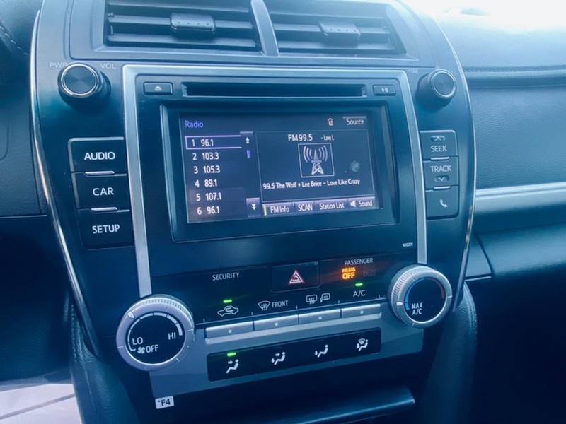 Toyota Camry Vehicle Full-screen Gallery Image 29