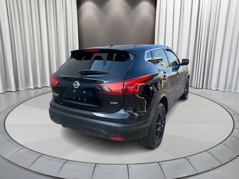 Nissan Rogue Sport Vehicle Full-screen Gallery Image 03