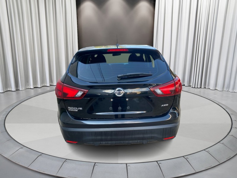 Nissan Rogue Sport Vehicle Full-screen Gallery Image 04
