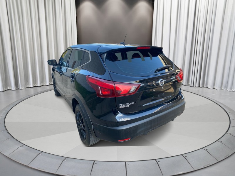 Nissan Rogue Sport Vehicle Full-screen Gallery Image 06
