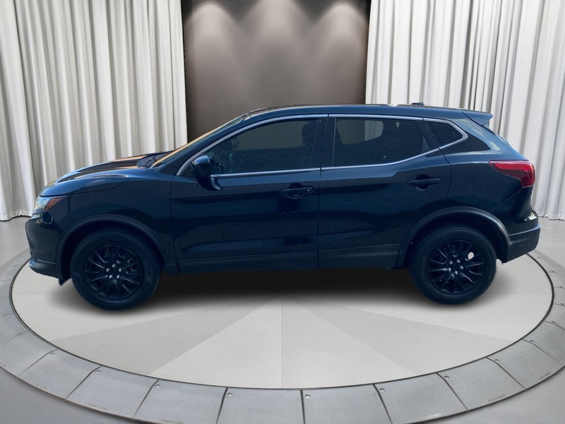 Nissan Rogue Sport Vehicle Full-screen Gallery Image 07