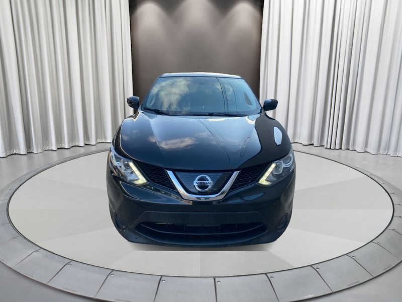 Nissan Rogue Sport Vehicle Full-screen Gallery Image 08