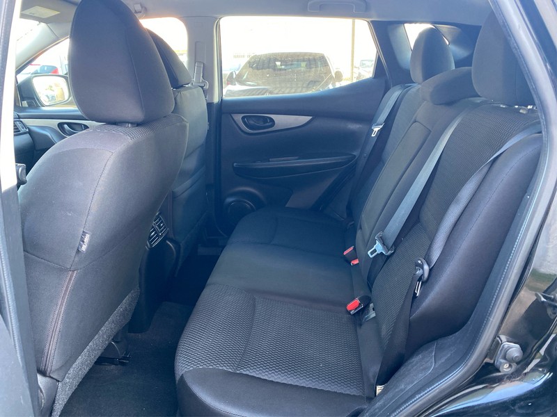 Nissan Rogue Sport Vehicle Full-screen Gallery Image 12
