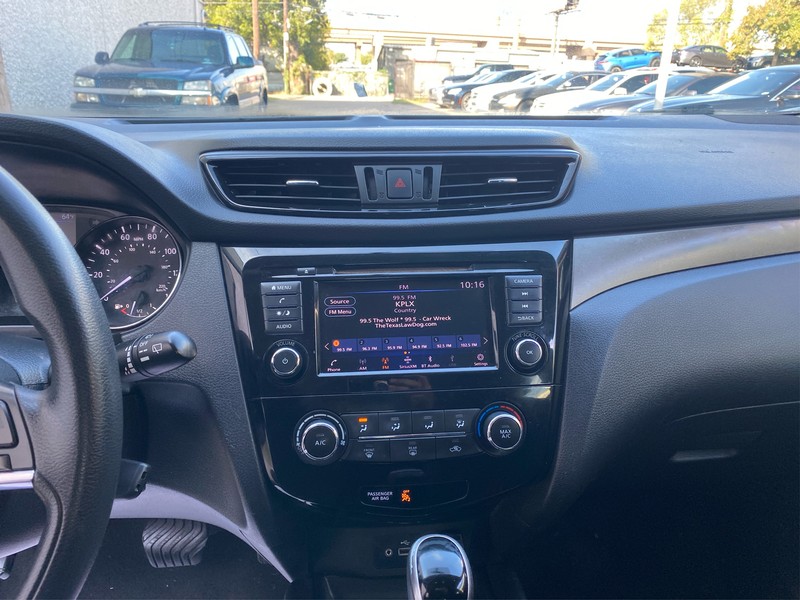Nissan Rogue Sport Vehicle Full-screen Gallery Image 17