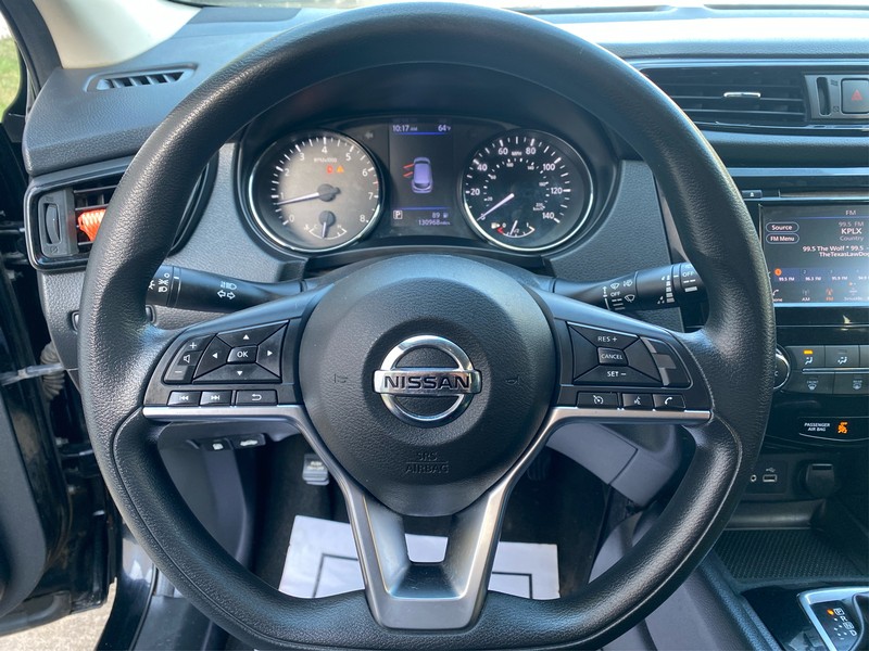 Nissan Rogue Sport Vehicle Full-screen Gallery Image 21
