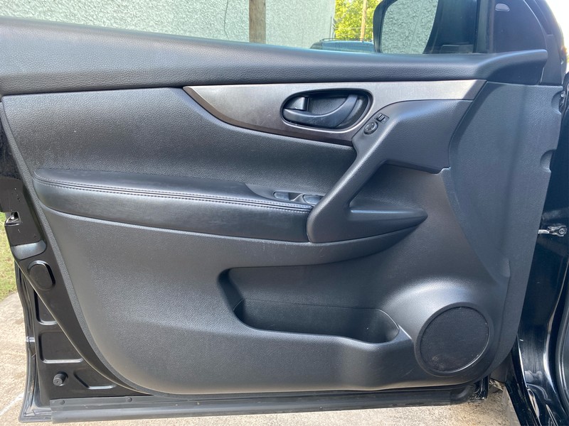 Nissan Rogue Sport Vehicle Full-screen Gallery Image 24