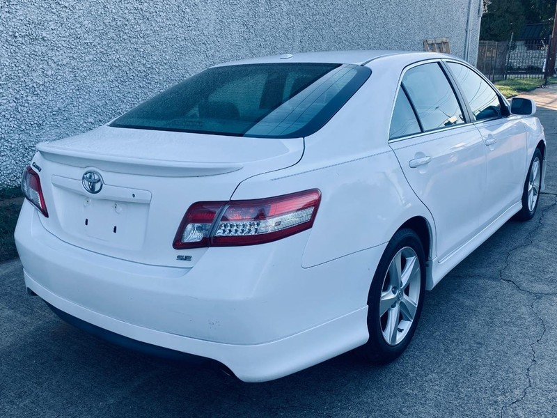 Toyota Camry Vehicle Full-screen Gallery Image 03