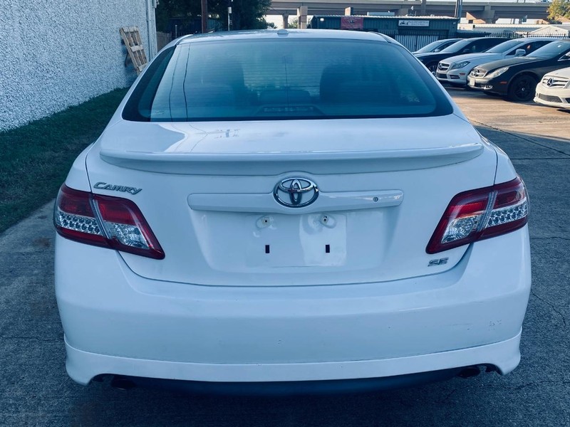 Toyota Camry Vehicle Full-screen Gallery Image 04