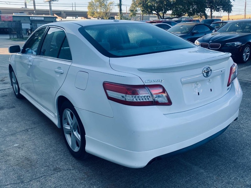 Toyota Camry Vehicle Full-screen Gallery Image 06