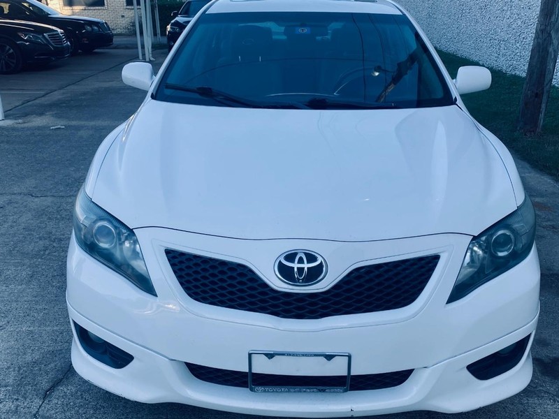 Toyota Camry Vehicle Full-screen Gallery Image 07