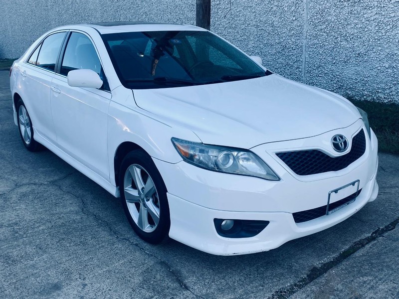 Toyota Camry Vehicle Full-screen Gallery Image 08