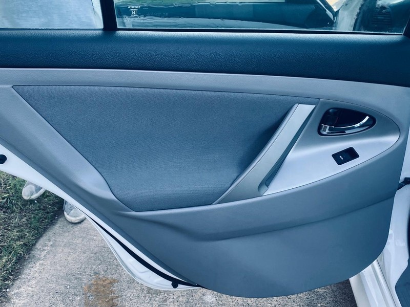 Toyota Camry Vehicle Full-screen Gallery Image 11
