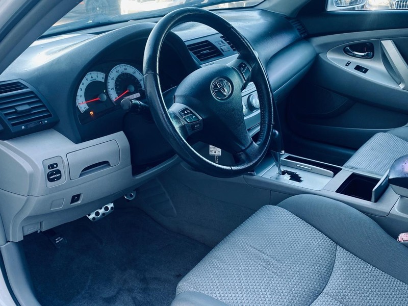 Toyota Camry Vehicle Full-screen Gallery Image 12
