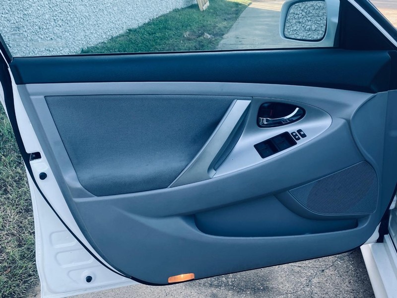Toyota Camry Vehicle Full-screen Gallery Image 13