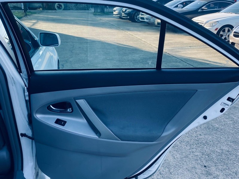 Toyota Camry Vehicle Full-screen Gallery Image 16