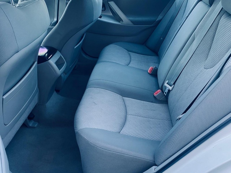 Toyota Camry Vehicle Full-screen Gallery Image 17