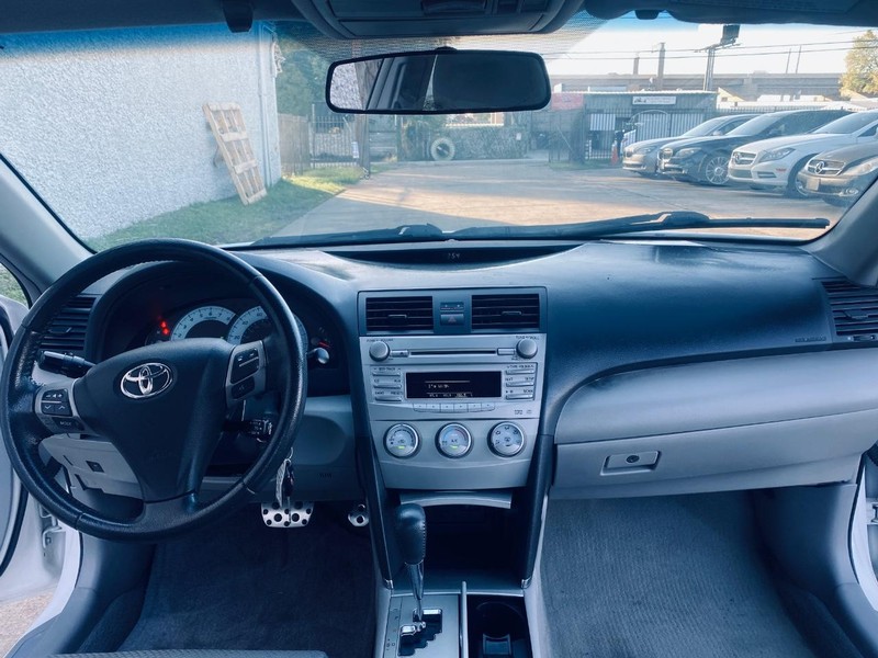 Toyota Camry Vehicle Full-screen Gallery Image 18