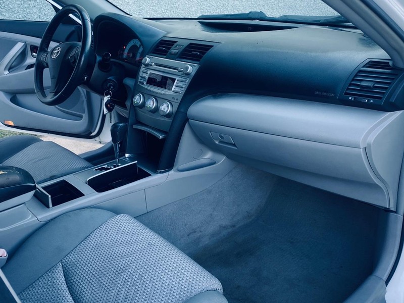 Toyota Camry Vehicle Full-screen Gallery Image 19