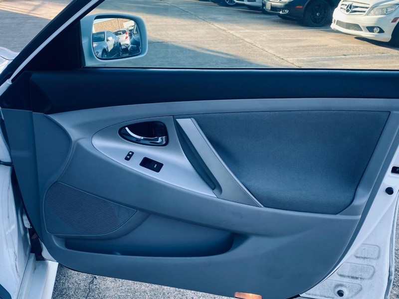 Toyota Camry Vehicle Full-screen Gallery Image 21