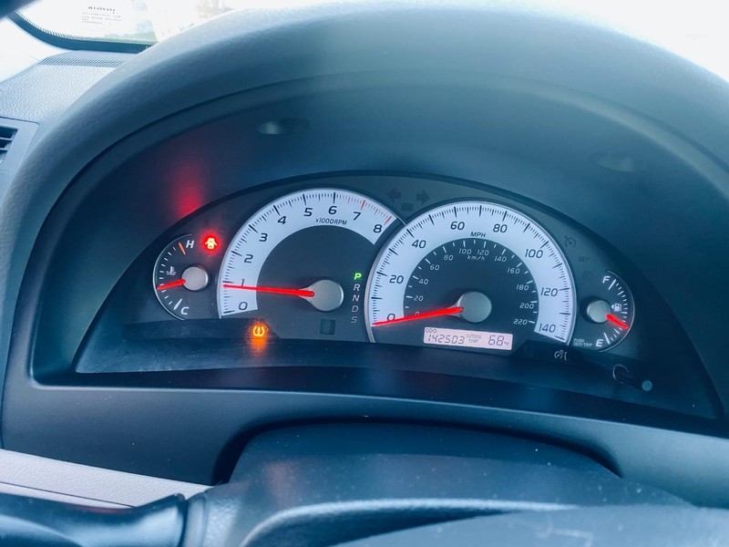 Toyota Camry Vehicle Full-screen Gallery Image 23