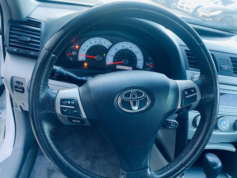 Toyota Camry Vehicle Full-screen Gallery Image 24