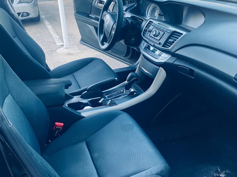 Honda Accord Sedan Vehicle Full-screen Gallery Image 17