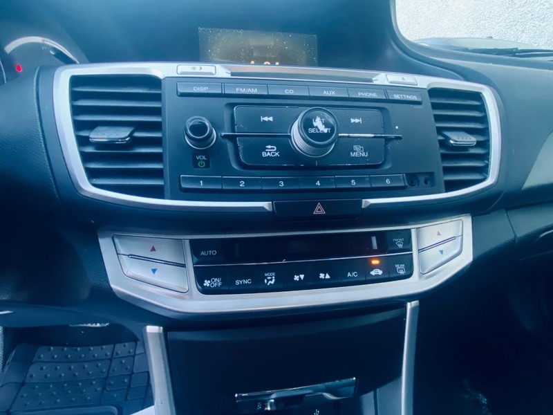 Honda Accord Sedan Vehicle Full-screen Gallery Image 22