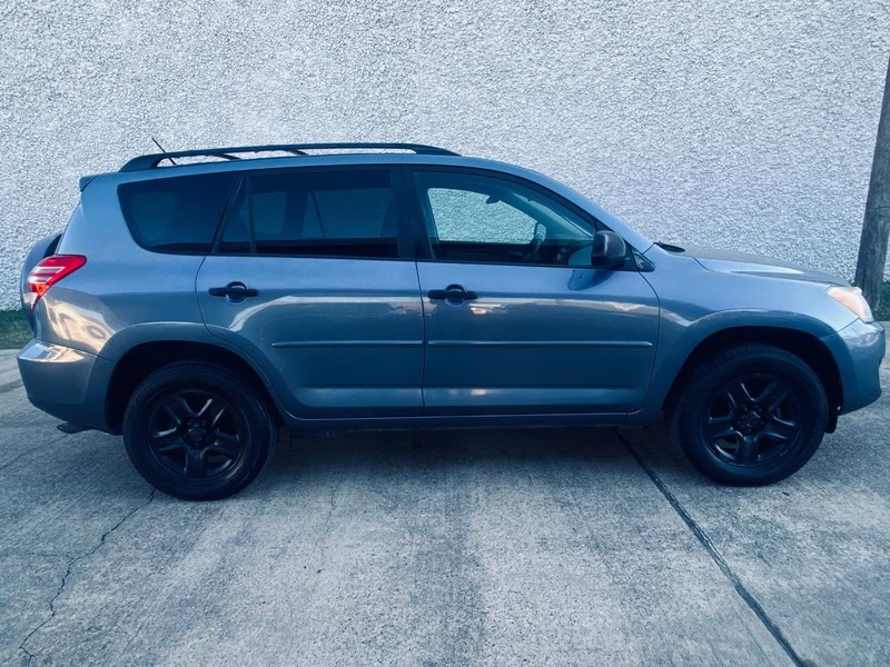 Toyota RAV4 Vehicle Full-screen Gallery Image 04
