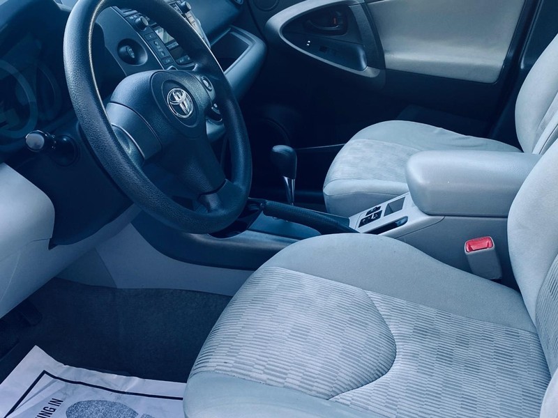 Toyota RAV4 Vehicle Full-screen Gallery Image 08
